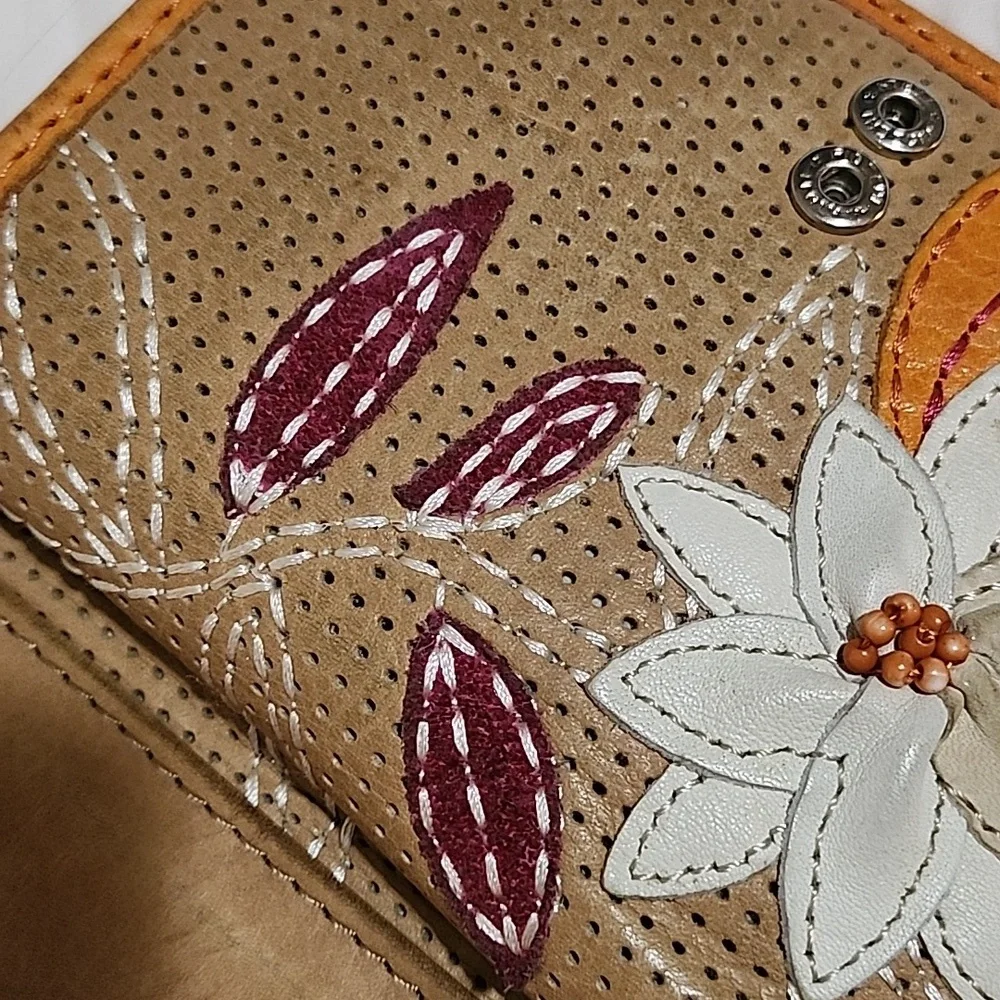womans Fossil bi-fold wallet - Picture 4 of 8